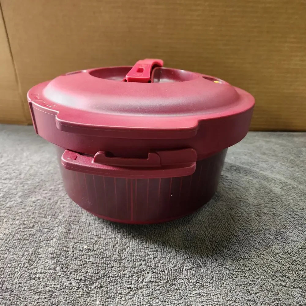 Tupperware Microwave bowl with lid, scratches on the side of bowl see pics T